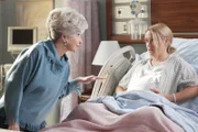 Connie "Meemaw" Tucker (Annie Potts, l.); Mandy McAllister (Emily Osment, r.)