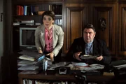 Maria hilft dem Pfarrer seinen Reisepass zu suchen. Von links: Maria Kirchleitner (Daniela März) und Pfarrer Neuner (Peter Rappenglück).