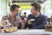 "Jamie & Jimmy's Food Fight Club", "Bier-Battle gegen Belgien." Das Bier aus Belgien genießt Weltruhm. Jamie und Jimmy zeigen sich davon allerdings wenig beeindruckt. Die zwei sind von der Qualität der neuen britischen Bier-Kreationen felsenfest überzeugt und wagen das Duell mit dem Nachbarn auf dem Festland. Gemeinsam mit fünf ambitionierten Bierbrauern aus Großbritannien reisen sie nach Brüssel und versuchen ihr Glück. Außerdem schaut Take That-Sänger Gary Barlow auf einen 'Food Fight' vorbei.Im Bild (v.li.): Jimmy Doherty, Jamie Oliver.
