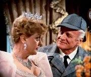 Auf dem Kostümball trifft Jessica Fletcher (Angela Lansbury, l.) auf Caleb McCallum (Brian Keith, r.), der als Sherlock Holmes verkleidet ist ...