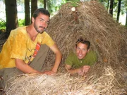 Willi (rechts) mit dem Survivalexperten Tom, der ihm beibringt, wie man ohne Ausrüstung eine Unterkunft für die Nacht baut.