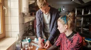 Jonas (Paul Boche, li.) kümmert sich darum, dass Juli (Charlotte Lorenzen, re.) ihre Medikamente nimmt.