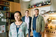 Bei einem Überfall in einem Lübecker Park wird Markus Henn, der mit seinem Pflegekind unterwegs war, schwer verletzt. Er fällt ins Koma. Lars Englen (Ingo Naujoks, M.), Finn Kiesewetter (Sven Martinek, r.) befragen Bilge Ergün (Idil Üner, l.).