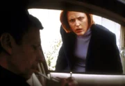 Der Raucher (William B. Davis, l.) gewinnt das Vertrauen von Scully (Gillian Anderson, r.)