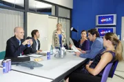 Als Gerrit ganz dreist ihre Idee dem Kunden vorstellt, sprengt Anna die Vertragsverhandlungen ... v.l.n.r.: Gerrit (Lars Löllmann), Gabriel Holländer (Rodja Tröscher), Anna (Jeanette Biedermann), Natascha (Franziska Matthus), Jonas (Roy Peter Link), Katja (Karolina Lodyga)