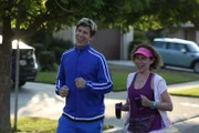 Jake Peralta (Andy Samberg, l.); Estelle (Rhea Perlman, r.)
