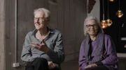 Auch Jans Eltern, Theo Jansen und Dörte Eißfeldt, äußern sich im Film zum musikalischen Werdegang ihres Sohnes.