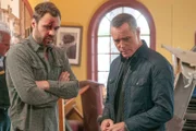 Adam Ruzek (Patrick John Flueger, l.), Hank Voight (Jason Beghe)