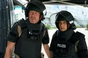 Alexandra Schulz (Borglárka Horváth, r.) und Einsatzleiter Matthias Krämer (Martin Lindow, l.) beobachten entsetzt wie der Blindgänger explodiert.