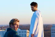 Paul (Daniel Roesner, l.) versucht seinen Jugendfreund Louis (Marcel Glauche) vom Selbstmord abzubringen.