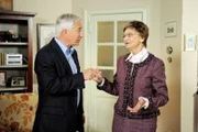 Johanna (Brigitte Antonius, r.) übernimmt trotz Thomas' (Gerry Hungbauer, l.) Einwände die Leitung des Hansetag-Kommitees.