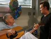 Treffen nach Jahren wieder aufeinander:  Gregory Marx (John Bennett Perry, l.) und sein Sohn (Murray (Matthew Perry, r.) ...