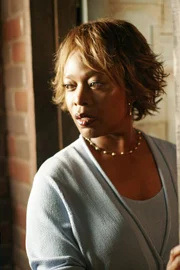 Was für ein Geheimnis hütet Betty Applewhite (Alfre Woodard)?; Was für ein Geheimnis hütet Betty Applewhite (Alfre Woodard)?