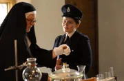 Sister Boniface (Lorna Watson, li.), Wpc Peggy Button (Ami Metcalf, re.)