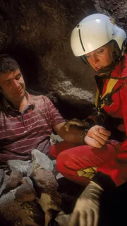 Dr. Karin Thaler (Roswitha Meyer) bereitet eine Injektion für Bernd Rehberg (Christian Schaeffer) vor.