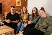 Jasmina Neudecker (2.v.l.) besucht die Sozialpädagoginnen Sarah Espey (2.v.r.) und Jana Engel (r.) bei ihrer Arbeit mit gehörlosen und gehörgeschädigten Jugendlichen. David (l.) dolmetscht zwischen Gebärden- und Lautsprache.