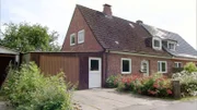 Im schleswig-holsteinischen Dörfchen Ramhusen steht das Schnäppchenhaus, das sich Monika und Udo für 39.000 Euro gekauft haben. In nur einem Monat und mit 5000 Euro Sanierungsbudget wollen Monika und Udo ihr neues Heim komplett umbauen.