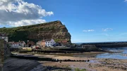 Die Klippen von Staithes in North Yorkshire sind Millionen von Jahren alt. Die Klippen von Staithes in North Yorkshire sind Millionen von Jahren alt.