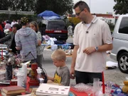Trödelexperte Dete und der kleine Paul auf dem Flohmarkt.