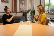 Wie geht eigentlich richtiges Zuhören? Jasmina Neudecker (r.) trifft Jana Engel (l.), die hören kann, aber auch die Gebärdensprache spricht. Kann Jasmina etwas von ihr lernen?