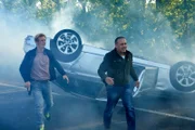 Paul (Daniel Roesner, l.) und Semir (Erdogan Atalay) befreien sich nach einer Massenkarambolage aus ihrem Dienstwagen und versuchen im Nebel die Lage zu klären.
