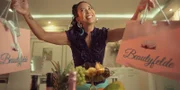 Tracy (Minh-Khai Phan-Thi) versucht ihre streikenden Mitarbeitenden mit Geschenken zu bestechen.