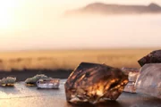 Namibia – Leben mit der Wüste Kristalle aus der Namib, im Morgennebel über der Wüste westlich des Brandberg-Massivs.