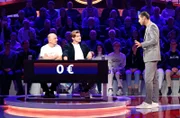 Moderator Kai Pflaume (r.) mit Rateteam-Kapitän Bernhard Hoëcker (l.) und dem Schauspieler Damian Hardung (M.).