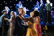 Bobby Nash (Peter Krause, l.); Athena Grant (Angela Bassett, r.)