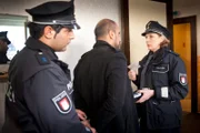 Tarik (Serhat Cokgezen, l.) und Claudia (Janette Rauch, r.) überraschen einen Eindringling in dem Zimmer des verletzten Schiffsmechanikers: Was hat Muhammad Qureshi (Murali Perumal, M.) mit dem Fall zu tun?