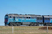 Güterzug in der mongolischen Steppe.