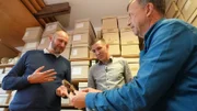 Das Team aus Archäologen und Anthropologen untersucht die Funde aus den Brandgruben in Allensbach. Von links: Dr. Michael Francken, Friedemann Scheck und Dr. Jürgen Hald