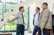 Die Anwältin Celine Berger wird als vermisst gemeldet. Lars Englen (Ingo Naujoks, M.) und Finn Kiesewetter (Sven Martinek, r.) vermuten, dass sie eine Affäre mit Konstantin Starck (Martin Kaps, l.) hatte. Die Anwältin Celine Berger wird als vermisst gemeldet. Lars Englen (Ingo Naujoks, M.) und Finn Kiesewetter (Sven Martinek, r.) vermuten, dass sie eine Affäre mit Konstantin Starck (Martin Kaps, l.) hatte.