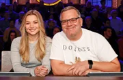 Rateteam-Kapitän Elton (r.) und die Webvideoproduzentin, Influencerin, Schauspielerin und Sängerin Julia Beautx (l.) bilden ein Rateteam.