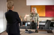 Polizeimeisterin Jessy Jahnke (Farina Flebbe, r.) soll für Nina einspringen, die sich von ihrer Schussverletzung erholt. Statt einer Begrüßungsansprache kassiert die forsche Jessy eine Standpauke von Frau Küppers (Saskia Fischer, l.). Polizeimeisterin Jessy Jahnke (Farina Flebbe, r.) soll für Nina einspringen, die sich von ihrer Schussverletzung erholt. Statt einer Begrüßungsansprache kassiert die forsche Jessy eine Standpauke von Frau Küppers (Saskia Fischer, l.).