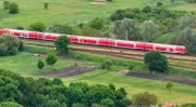 Der Regionalexpress 2 ist eine der beliebtesten Zugverbindungen der Region: Stündlich fährt er von Cottbus über Berlin bis nach Nauen und wieder zurück. Die Fahrt ist eine Reise voller Gegensätze durch Stadt und Land, durch eine Region im Wandel mit Blick auch auf ihre Bewohner – Alteingesessen und Zugezogene. - Der RE 2 von Cottbus über Berlin nach Nauen.