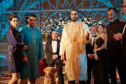 König Hassan (Atheer Adel, 4.v.l. ) zu Ehren wird im Konsulat ein orientalisches Fest gegeben. Anwesend sind unter anderem Leyla (Laila Maria Witt, l.), Prinz Lamahl (Yasin El Harrouk, 2.v.l.), Semir (Erdogan Atalay, 3.v.l.), Paul (Daniel Roesner, 3.v.r.), Dinaj (Amy Muvüul, 2.v.r) und Rumen Brujan (Ercan Durmaz, r.).
