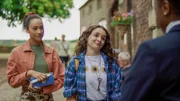 Addie (Lola Blue, M.) hat eine Liste der Frauen zusammengestellt, die in Juniper als Hexen verurteilt wurden. Audrey (Eve Midgley, l). hat die Idee, Kerzen für diese Frauen anzuzünden. Die beiden verteilen die Kerzen im Ort.