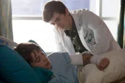 Evan Gallico (Dylan Kingwell, l.), Dr. Shaun Murphy (Freddie Highmore) +++ Die Verwendung des sendungsbezogenen Materials ist nur mit dem Hinweis und Verlinkung auf RTL+ gestattet.