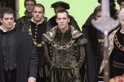 Helfen dem König (Jonathan Rhys Meyers, M.), die Scheidung von Katharina durchzusetzen: Sekretär Thomas Cromwell (James Frain, 1.v.l.) und Henrys Freund Charles Brandon (Henry Cavill, 2.v.l.).