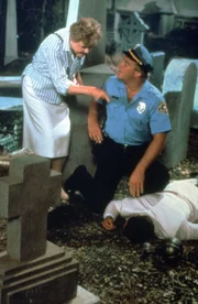 Jessica Fletcher (Angela Lansbury, l.) erklärt Allan Gebhart (James MacArthur, M.) ihre Theorie zum Tathergang.