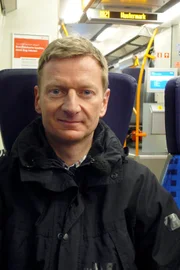 rbb Fernsehen KESSLERS EXPEDITION, "Unterwegs auf der Schiene, Teil 3", am Freitag um 20:15 Uhr. Und dieses Mal ist alles anders! Michael Kessler hat weder einen Auftrag, noch ein Ziel, denn er ist auf der Flucht. Nachdem er aus Versehen den gesamten Sendebetrieb des rbb lahmlegt, steigt er in den nächstbesten Zug – und dann wieder in den nächsten. So irrt der Schauspieler und Comedian kreuz und quer durchs Land und versucht, seine Spur zu verwischen.