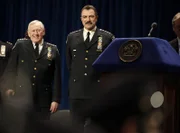 Henry Reagan und sein Sohn Frank begrüßen die Polizeineulinge des New York Police Department.