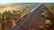 Der Ghan kann bis zu 700 Meter lang sein und wird von zwei Lokomotiven gezogen.