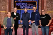 Moderator Kai Pflaume (M.) und seine Rateteam-Kapitäne Bernhard Hoëcker (l.) und Elton (r.) begrüßen in dieser Sendung den Historiker und Fernsehmoderator Guido Knopp (2.v.l.) und den Journalist und Fernsehmoderator Ingo Zamperoni (2.v.r.).