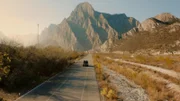 Eva Longoria fährt durch die Berge.