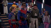 Vorne: Henry Hart (Jace Norman, l.), Captain Man / Ray Manchester (Cooper Barnes, 2.v.l.), The Spoiler (Noland Ammon, 2.v.r)