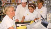 Rita (Gaby Köster, l.) hat mitbekommen, dass gegen Schumann eine gemeine Intrige läuft. Wird Rita Schumann helfen? Ihre Kollegen Bernie (Georg Alfred Wittner, 2.v.l.), Gisi (Franziska Traub) und Didi (Dustin Semmelrogge) sind gespannt...