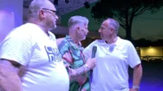 Auf die Männer der Fingerhuth-Clique wartet ein besonderer Auftritt: Sie treten beim Karaoke auf der Showbühne auf. Können sie die Menge begeistern?