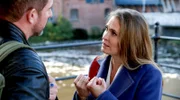 Svenja (Lea Marlen Woitack, r.) entwickelt immer mehr Gefühle für Mika (Benjamin Piwko, l.) und macht ihm nach einer leidenschaftlichen Nacht eine Liebeserklärung...